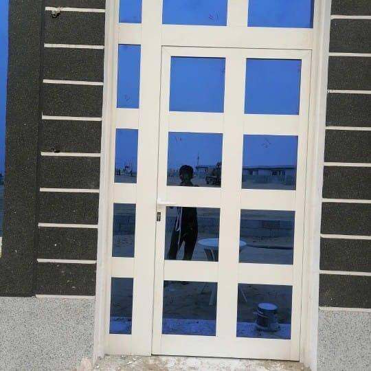 باب رئيسي ألمنيوم خارجي بزجاج مقسّم وتصميم عصري