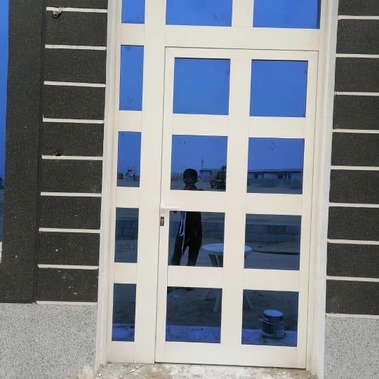 باب رئيسي ألمنيوم خارجي بزجاج مقسّم وتصميم عصري